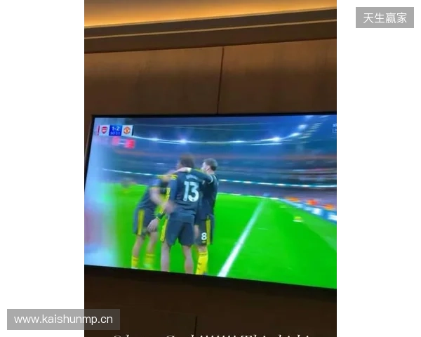 齐尔克泽晒在家看直播照片：我的天哪！！多古太牛了！